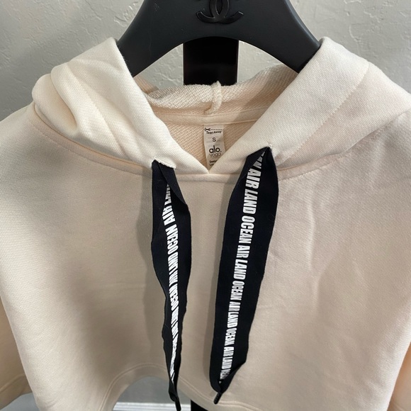 ALO Yoga Tops Cadence Black Cropped Pullover - S - Picture 3 of 9